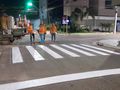 Equipe da SUTRAN realiza pintura de faixas de pedestres durante a madrugada para garantir mais segurança viária em Imperatriz.
