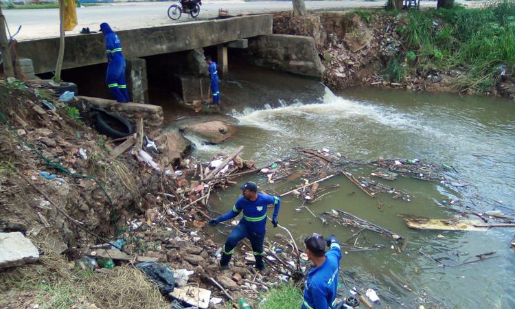 Equipes de limpeza trabalham em galeria do riacho Capivara no Santa Rita