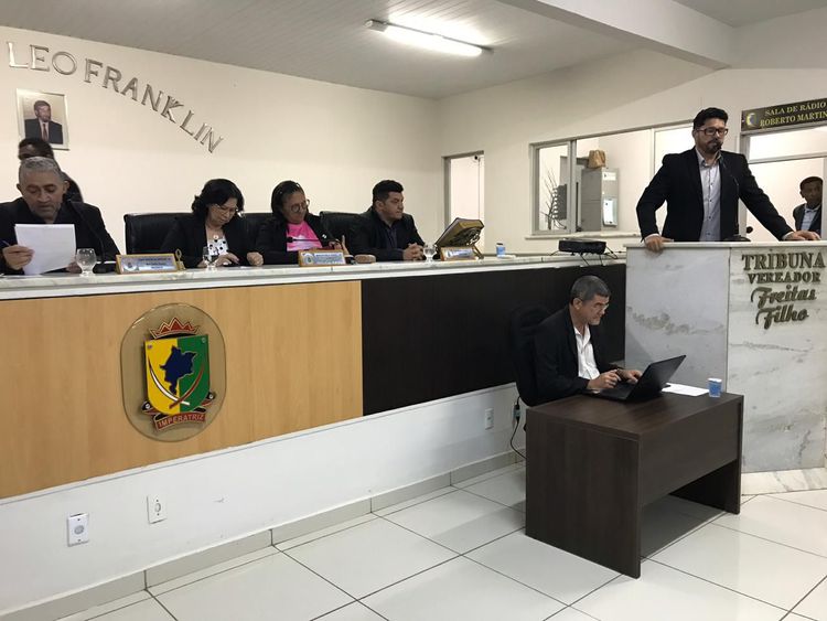 Câmara de Vereadores vota a favor da licença de até 30 dias do prefeito Assis Ramos