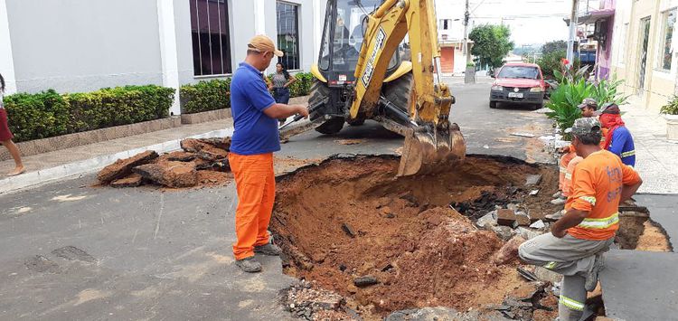 Prefeitura realiza manutenção de drenagem profunda nos bairros