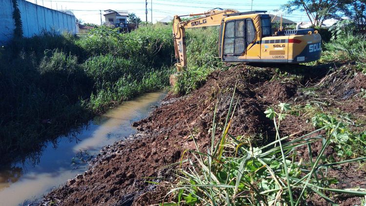 Avança serviço de limpeza e aprofundamento de calha do riacho Bacuri na Vila Redenção II