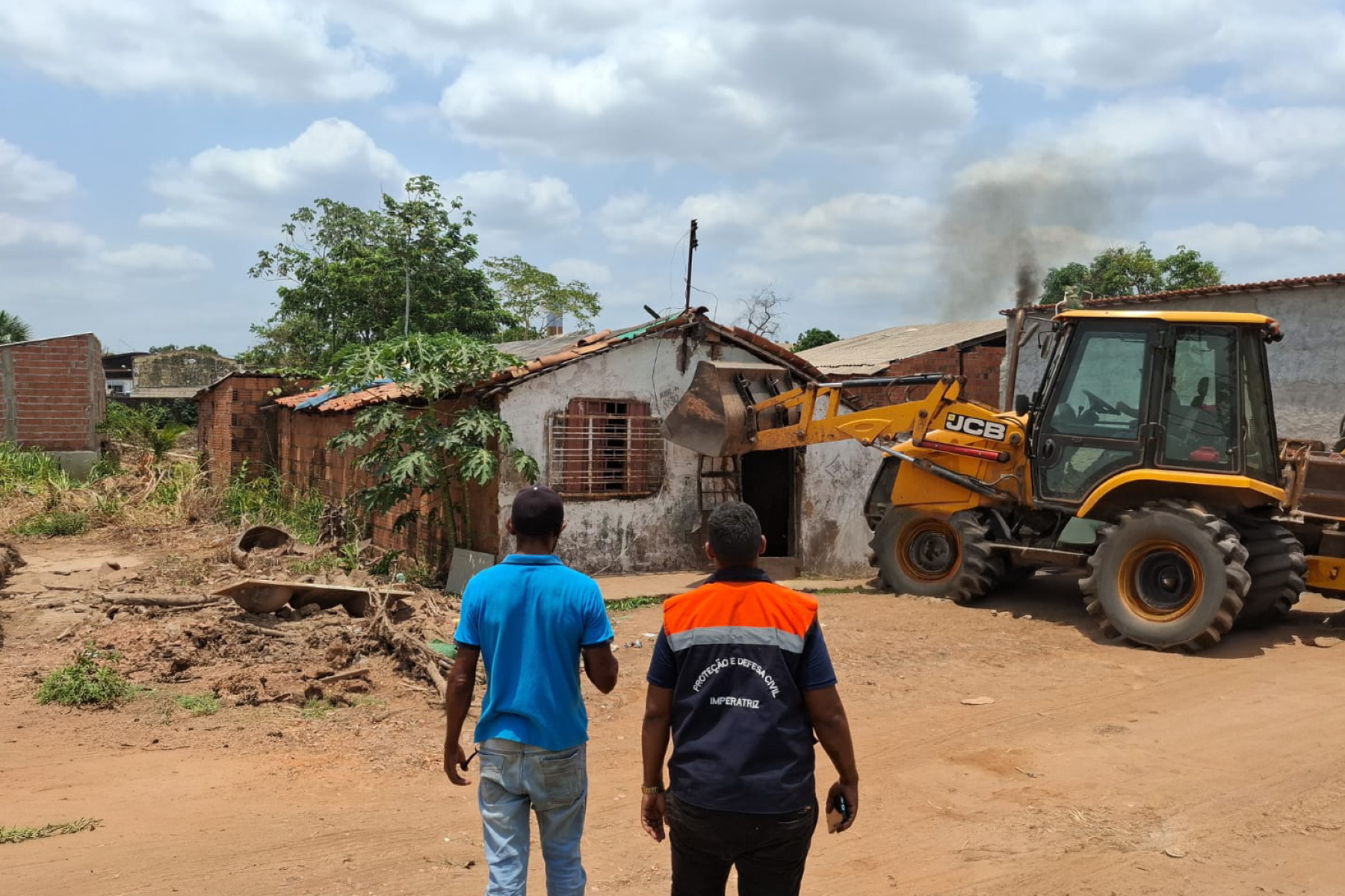 Prefeitura de Imperatriz realiza ação preventiva e realoca família que vivia em área de risco