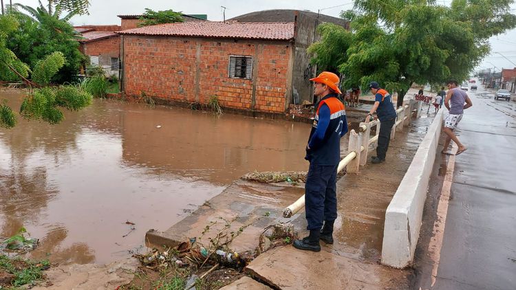 Equipes de Limpeza Pública e Defesa Civil monitoram pontos críticos após forte chuva