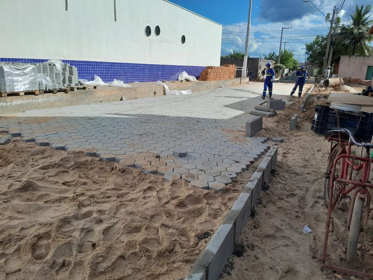 Equipes de Infraestrutura constroem sistema de drenagem e pavimentam rua no Parque Anhanguera