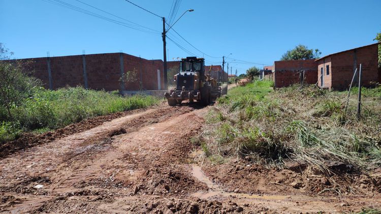 Ruas recebem serviços de terraplenagem no bairro Ouro Verde