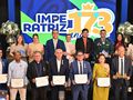 Prefeito Rildo Amaral entrega comendas durante solenidade em homenagem a personalidades que contribuem para o desenvolvimento de Imperatriz, celebrando os 173 anos da cidade com reconhecimento e gratidão.