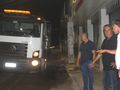 O secretário Francisco Pinheiro acompanha os serviços de varrição mecanizada na Avenida Dorgival Pinheiro de Sousa