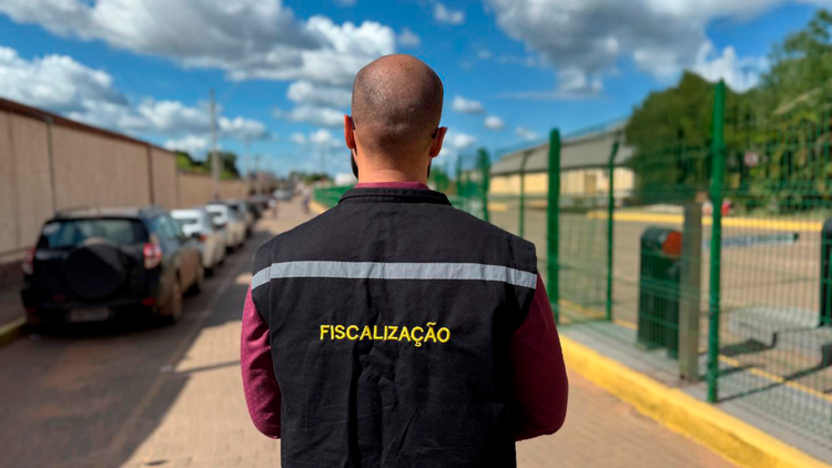 Fiscalização do Procon retira produtos vencidos de prateleiras de supermercado em Imperatriz