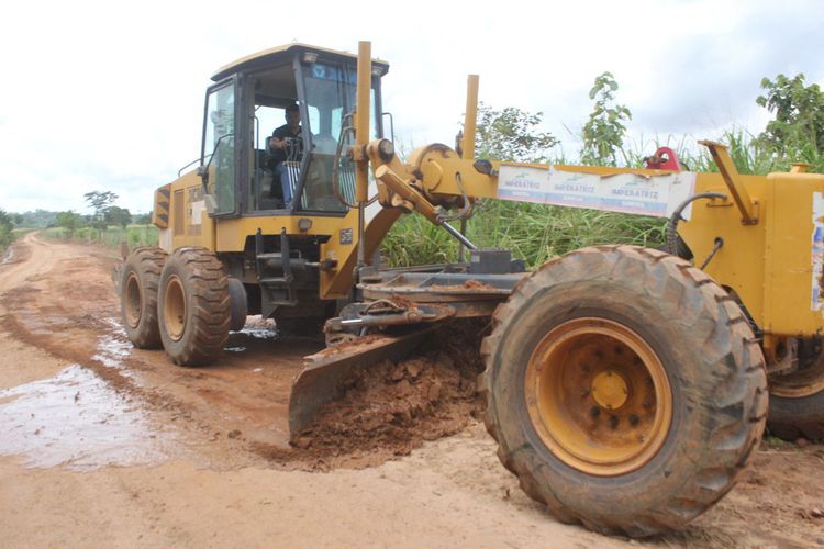 Depois da drenagem, Prefeitura inicia terraplenagem na estrada do Embiral