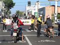 Motociclistas recebem panfletos e orientações durante blitz na Avenida Dorgival Pinheiro, Centro