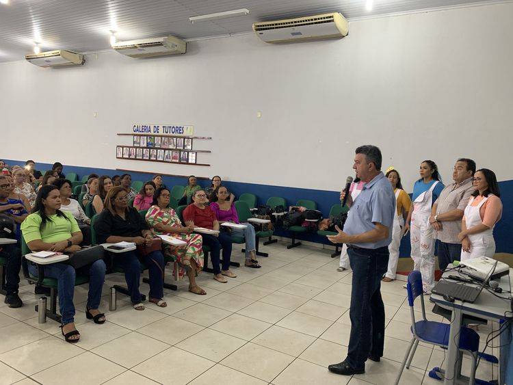 Servidores da rede municipal de ensino participam de formação de Biblioteca Escolar