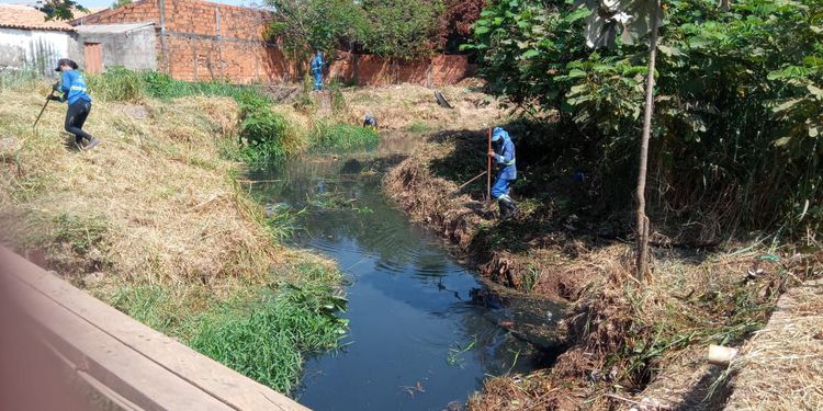 Riachos Bacuri e Ipiranga recebem serviços de limpeza