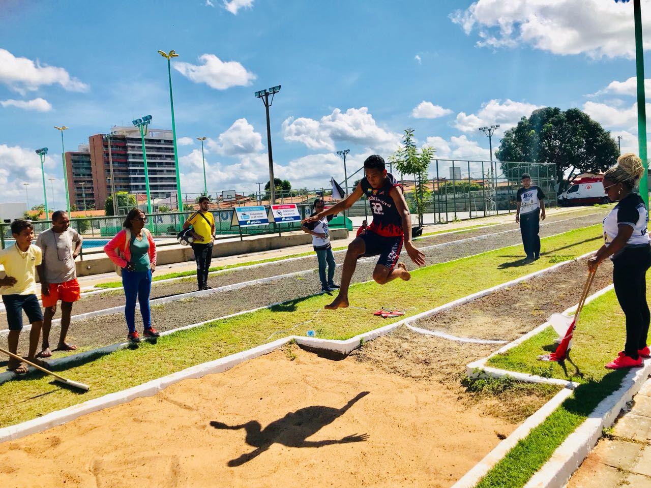 <p><span style="font-size:16px">As competi&ccedil;&otilde;es de salto em&nbsp;dist&acirc;ncia e salto tripo tamb&eacute;m acontecem na manh&atilde; desta segunda-feira,11 de junho,&nbsp;no Complexo Esportivo Barjonas Lob&atilde;o.&nbsp;Sob coordena&ccedil;&atilde;o do professor Ant&ocirc;nio Lisboa, nas categorias pr&eacute; mirim, mirim, infanto e infantil.&nbsp;</span></p>