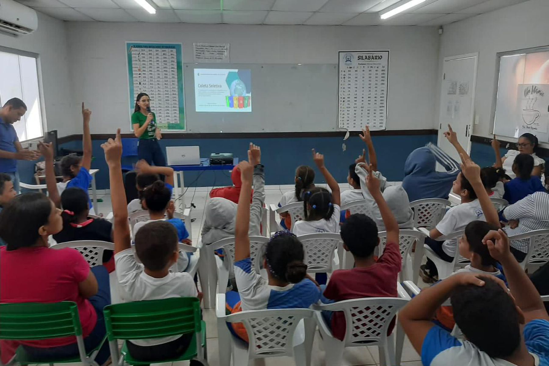 Meio Ambiente ministra palestra sobre coleta seletiva para alunos da Escola Municipal Antonio Leite Andrade