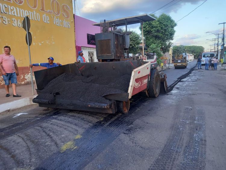 Avança obra de pavimentação na Rua Paraíba