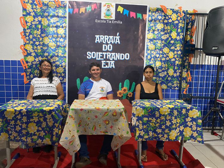 Escola Municipal Tia Emília realiza Arraiá Soletrando para turmas da EJA