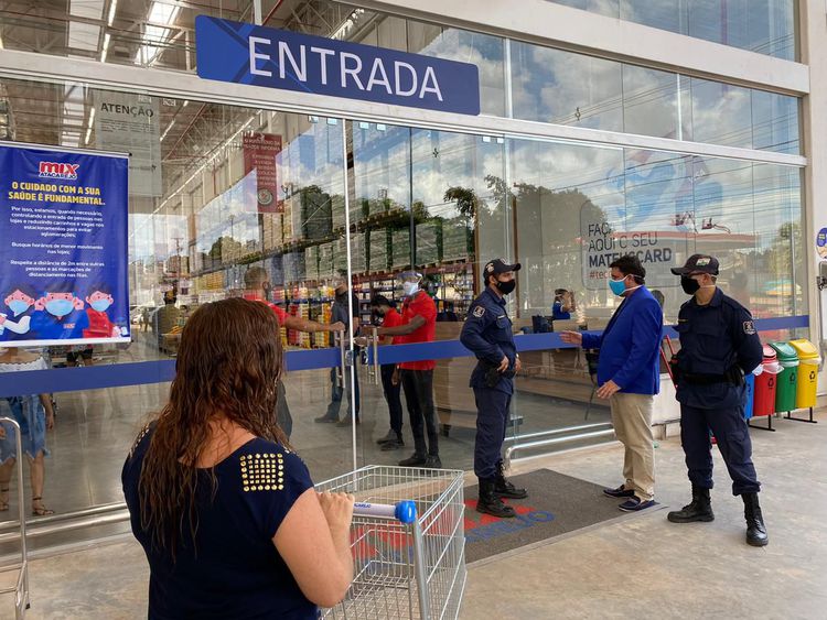 Prefeitura auxilia no controle de normas em inauguração de supermercado