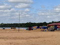 A estrutura da Praia do Cacau começa a receber as barracas que vão atender moradores e visitantes ao longo da temporada.