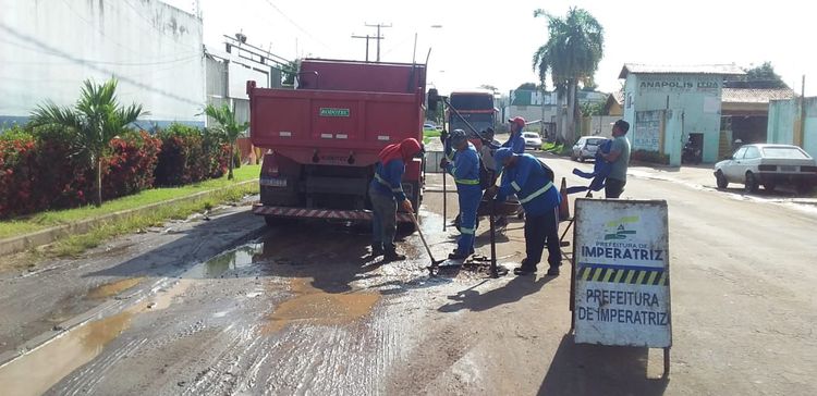 Prefeitura inicia recuperação de via no Jardim Tropical