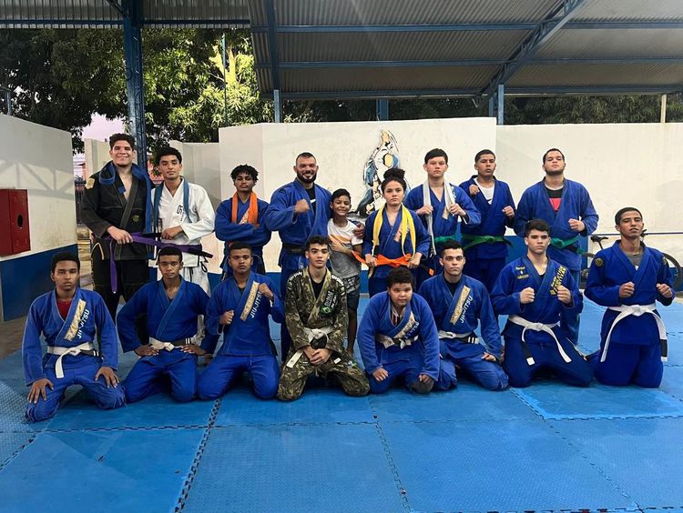 Projeto de Jiu-Jitsu reúne atletas em cerimônia de troca de faixa