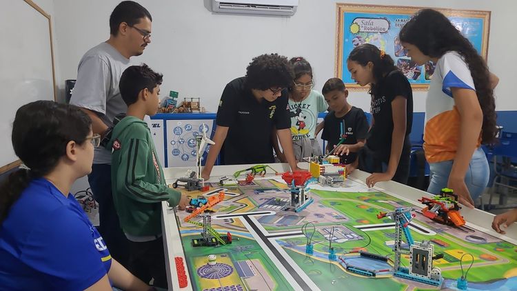 Alunos da rede municipal de ensino participam do Campeonato de Robótica First Lego League