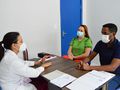 Secretário Alcemir Costa em reunião com a médica infectologista, Bianca Ferreira,  e a coordenadora do Cemi, Thamisa Fialho, alinhando os atendimentos