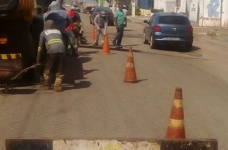 Recuperação do pavimento da Avenida Babaçulândia, próximo ao hospital Alvorada, na Vila Lobão.