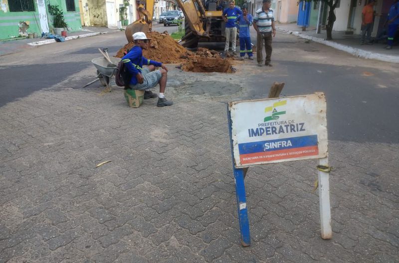 Manutenção na rede de drenagem profunda na Rua Gonçalves Dias, cruzamento com a XV de Novembro, Beira-rio.