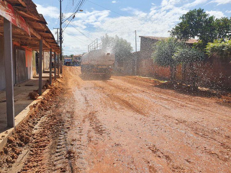 Diversos bairros recebem obras de terraplenagens e drenagens
