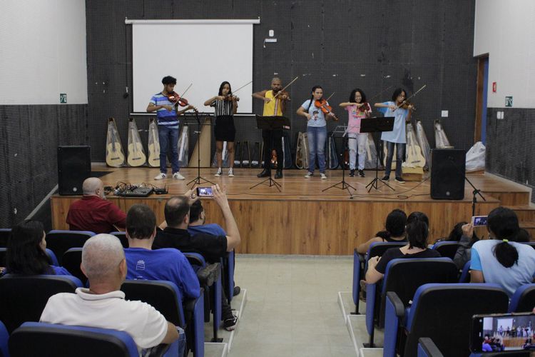 Conservatório de Música recebe doação de instrumentos em parceria com o Instituto Tatajuba