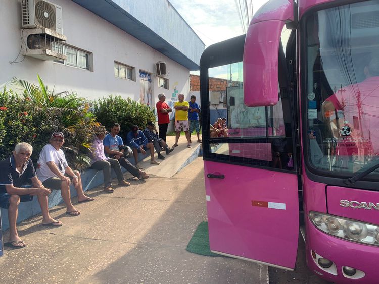 Ônibus Rosa permanece na Vila Nova até o fim de abril