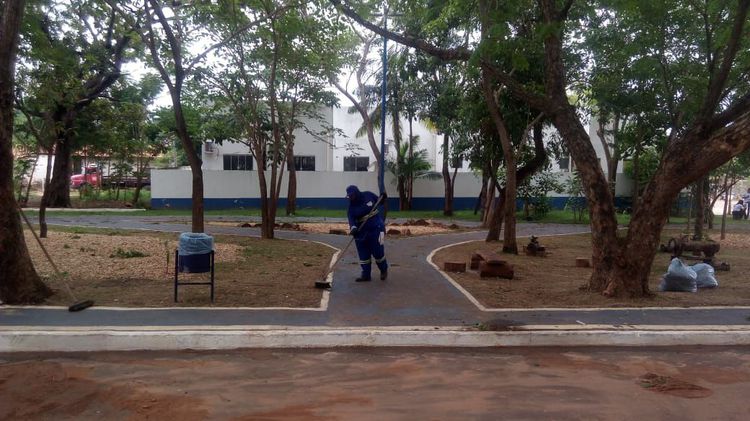 Praça do Conjunto Habitar Brasil recebe serviços de limpeza municipal