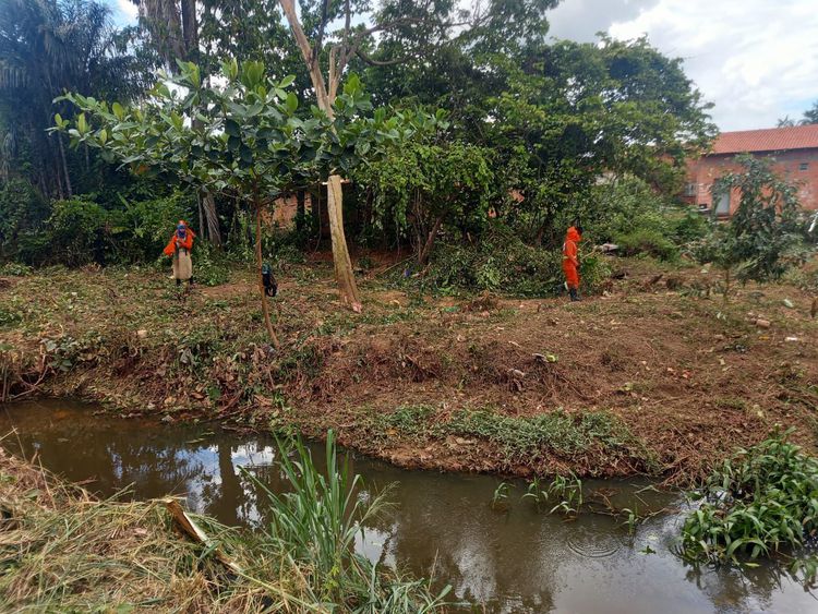 Prefeitura avança com o trabalho de desobstrução de riachos