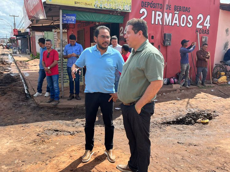 Prefeito Assis Ramos vistoria obra de drenagem na Rua Euclides da Cunha na Vila Nova