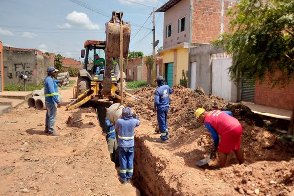 Realizada obras de drenagens profunda na Rua Espanha, no bairro Vila Redenção I