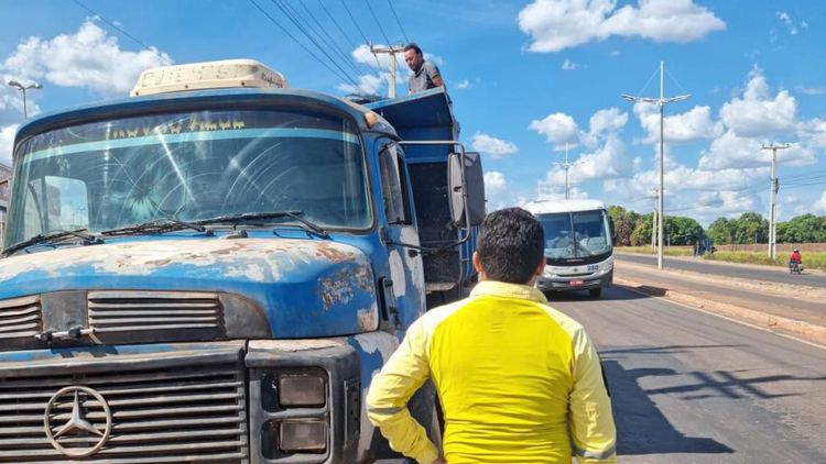 Agentes de trânsito fiscalizam caminhões sem lonas ou telas de proteção