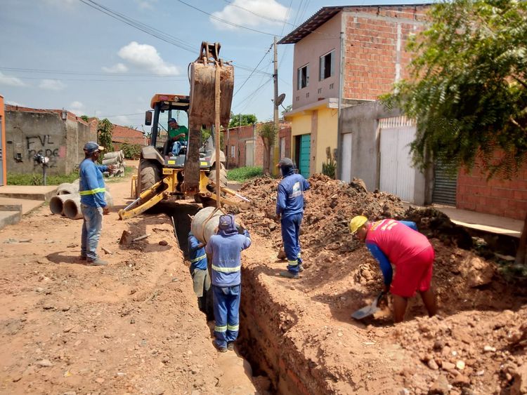 Realizada obras de drenagens profunda na Rua Espanha, no bairro Vila Redenção I