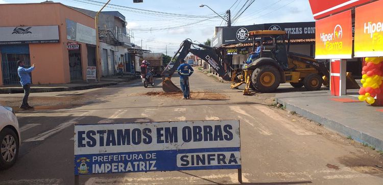 Galerias pluviais recebem serviços de manutenção na Avenida JK e Rua Pernambuco