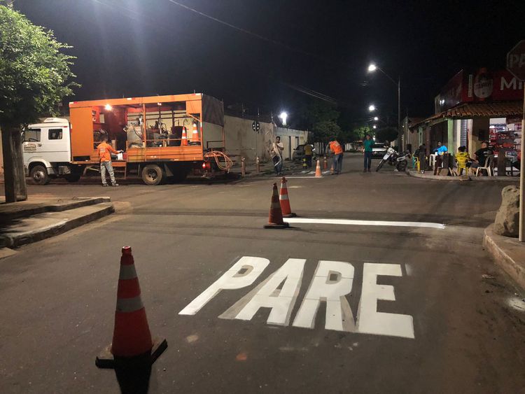Ruas recebem reforço de sinalização viária na Vila Redenção