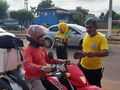 Agente de trânsito participa de ação educativa na Avenida Babaçulândia voltada para prevenção de aciddentes.