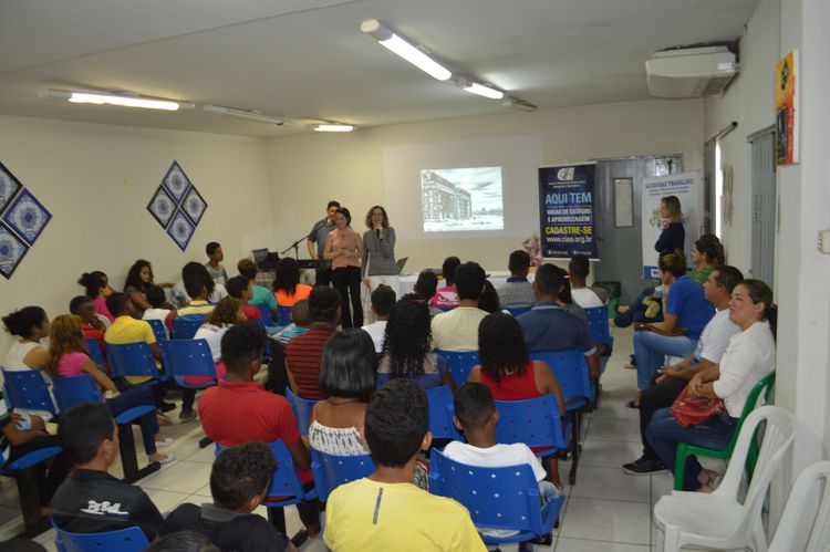 Adolescentes assistidos pela Sedes participam de encontro sobre lei da aprendizagem