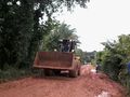 Homens e máquinas trabalham na recuperação emergencial da estrada do povoado Cacauzinho