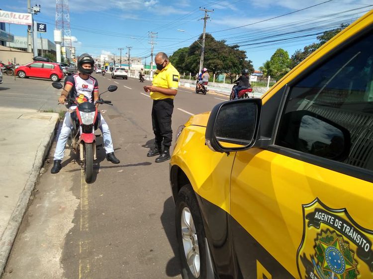 Agentes de trânsito flagram motoristas na contramão na Avenida Bernardo Sayão