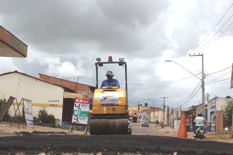 10 equipes recuperam malha asfáltica de ruas e avenidas dos bairros de Imperatriz