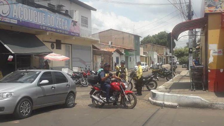 Agentes de Trânsito orientam motoristas após mudança de sentido da Rua Manaus