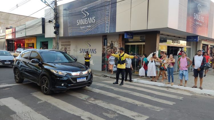 Agentes de trânsito reforçam segurança de pedestres no setor comercial