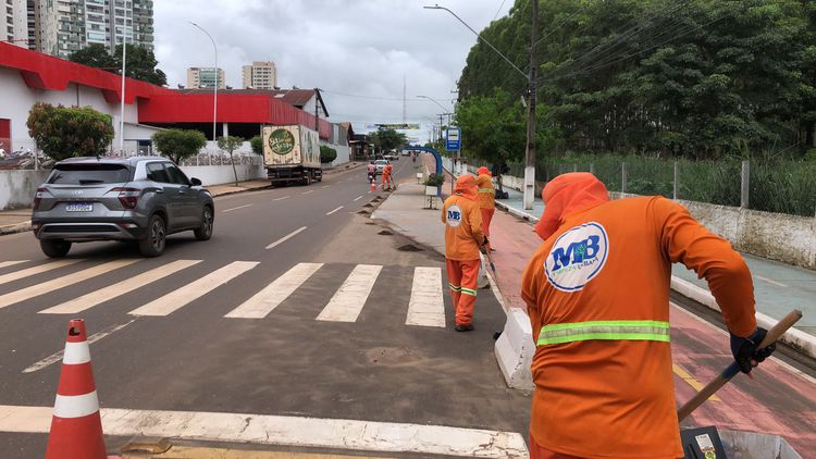 Equipes de Limpeza Pública atuam na Avenida Bernardo Sayão