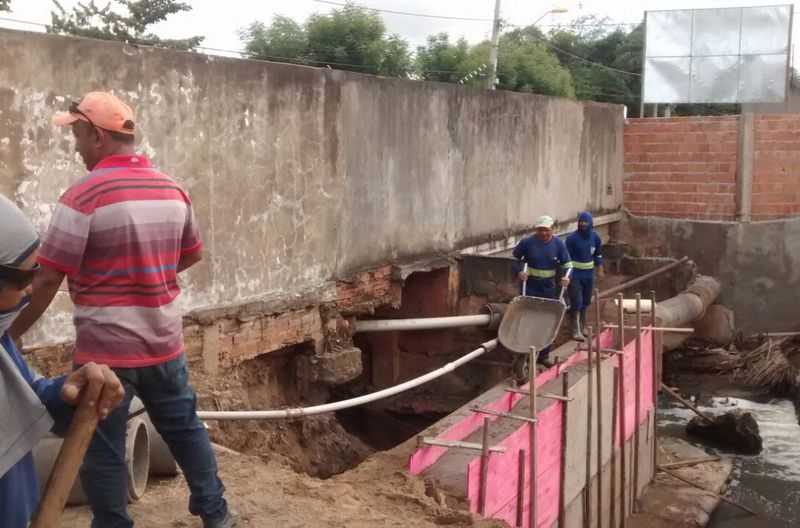 Construção do muro de arrimo na lateral da ponte da Rua Floriano Peixoto, Nova Imperatriz.