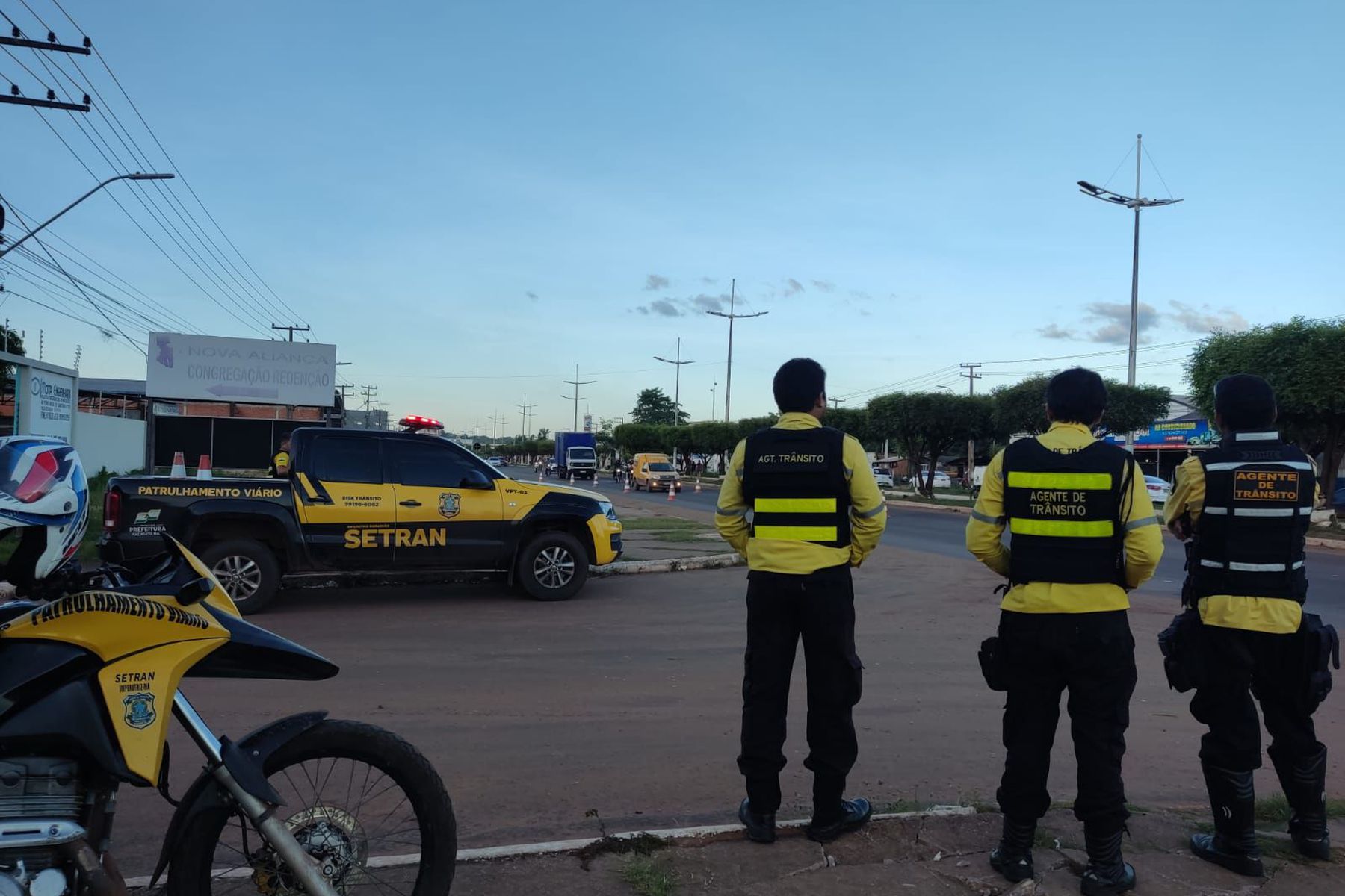 Agentes de trânsito monitoram e organizam fluxo na Avenida Pedro Neiva de Santana