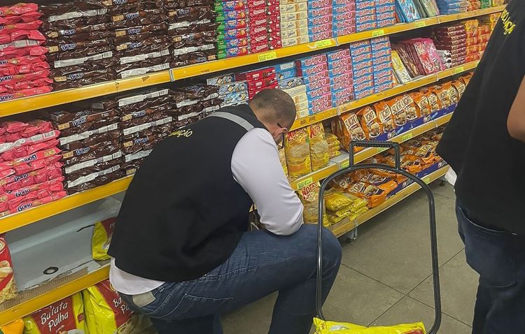 Procon de Imperatriz apreende mais de 50 kg de alimentos vencidos em supermercado